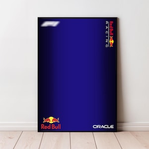 Könnte beinhalten: A poster with a dark blue background, featuring the Red Bull Racing logo and Oracle branding. The Red Bull logo is red and yellow, with the words "Red Bull Racing" in white. The poster is framed.