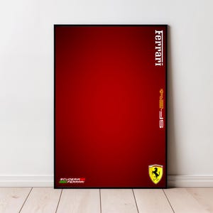 Può includere: Un poster incorniciato con uno sfondo sfumato rosso. Il logo Ferrari si trova nell'angolo in basso a destra, con la scritta "Ferrari" allineata verticalmente sul lato destro. Il testo "SF-24" è anch'esso visibile. Il logo Scuderia Ferrari è in basso.