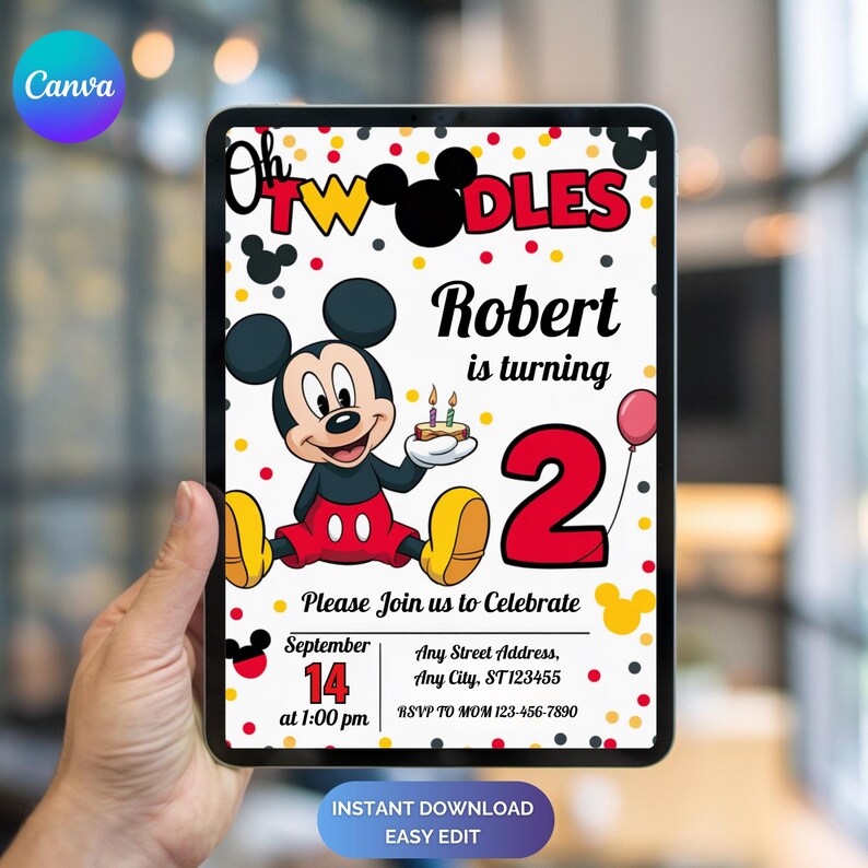 K&ouml;nnte beinhalten: Eine digitale Einladung zum zweiten Geburtstag mit Micky Maus, die einen Kuchen mit Kerzen h&auml;lt. Die Einladung lautet "Oh Twodles" und enth&auml;lt den Namen "Robert", Datum, Uhrzeit und Adresse. Das Design ist auf einem Tablet.