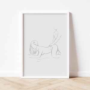 Könnte beinhalten: Ein gerahmter Schwarz-Weiß-Kunstdruck. Das Kunstwerk zeigt zwei Figuren in einer sinnlichen Pose. Die Figuren sind mit einfachen Linien gezeichnet, wodurch eine minimalistische Ästhetik entsteht. Der Druck ist vor einem weißen Hintergrund.