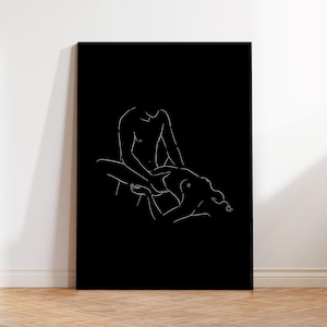 Könnte beinhalten: Ein rechteckiger Wandkunstdruck mit einer minimalistischen weißen Strichzeichnung von zwei Figuren in einer intimen Umarmung vor einem einfarbigen schwarzen Hintergrund. Die durchgehenden dünnen weißen Linien definieren die Körperkonturen.
