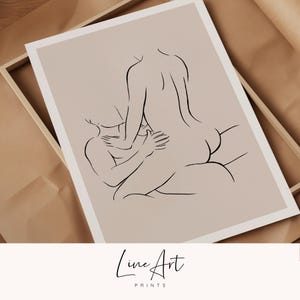 Puede incluir: Una impresi&oacute;n de arte lineal minimalista que representa dos figuras abraz&aacute;ndose. La obra de arte est&aacute; realizada en l&iacute;neas negras sobre un fondo beige, con las palabras "Line Art Prints" en la parte inferior. Presentada en un marco de madera.