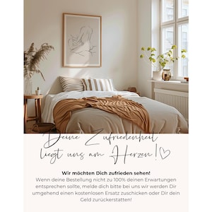 Puede incluir: Una escena de dormitorio con una cama cubierta con un edred&oacute;n beige y una manta de color &oacute;xido. Se ven almohadas decorativas con patrones de rayas. Una impresi&oacute;n art&iacute;stica enmarcada cuelga en la pared, y hay texto en la parte inferior.