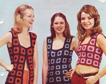 Può includere: Tre donne indossano top senza maniche all'uncinetto. I top sono fatti di quadrati di diversi colori, tra cui rosso, nero, blu e rosa. Le donne sorridono e guardano la telecamera.