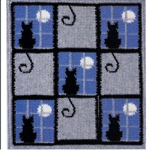 Puede incluir: Una manta de ganchillo con un patrón repetido de gatos negros sentados en ventanas con luna llena. Las ventanas son de cuadros azules y blancos y el fondo es gris.