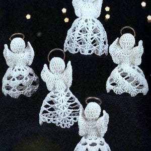 Op de afbeelding: Vijf witte gehaakte engelversieringen met gouden halo's. De engelen zijn in een cirkel op een zwarte achtergrond gerangschikt.