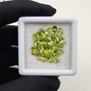 Schachtel mit 21 Stück natürlichen, facettierten, losen Peridot-Edelsteinen in verschiedenen Formen und Größen (3 mm-6 mm)
