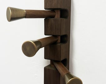 Handgjord vägghängare i massiv valnöt, minimalistisk klädkrok (Tris)