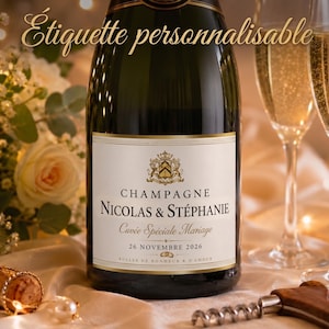 Op de afbeelding: Een champagnefles van donker glas met een wit gepersonaliseerd etiket met de tekst "CHAMPAGNE NICOLAS & STÉPHANIE Cuvée Spéciale Mariage 26 NOVEMBRE 2026" en een gouden wapenschild. Het etiket bevat ook de tekst "Étiquette personnalisable".