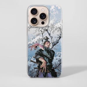 K&ouml;nnte beinhalten: Transparente Handyh&uuml;lle mit einer detaillierten Illustration eines Samurai-Kriegers in einem schwarzen Kimono, vor dem Hintergrund eines bl&uuml;henden Baumes mit wei&szlig;en Bl&uuml;ten. Das Kunstwerk hat einen Aquarellstil mit Blau- und Graut&ouml;nen.