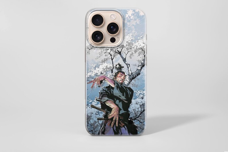 K&ouml;nnte beinhalten: Transparente Handyh&uuml;lle mit einer detaillierten Illustration eines Samurai-Kriegers in einem schwarzen Kimono, vor dem Hintergrund eines bl&uuml;henden Baumes mit wei&szlig;en Bl&uuml;ten. Das Kunstwerk hat einen Aquarellstil mit Blau- und Graut&ouml;nen.