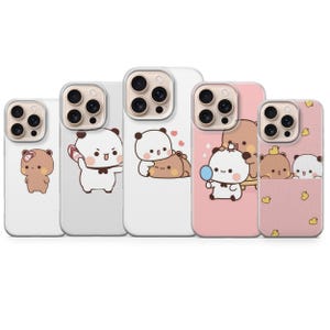 Puede incluir: Cinco fundas para teléfono con diseños de osos y pandas de dibujos animados. Las fundas son blancas, rosas y marrón claro, con varias ilustraciones de los personajes. Las fundas tienen un acabado brillante y están diseñadas para un smartphone.