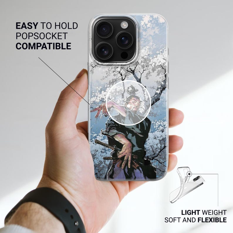 K&ouml;nnte beinhalten: Transparente Handyh&uuml;lle mit einer Grafik eines Samurai-Kriegers unter einem bl&uuml;henden Baum. Die H&uuml;lle hat einen integrierten PopSocket und tr&auml;gt die Aufschrift "EASY TO HOLD POPSOCKET COMPATIBLE" und "LIGHT WEIGHT SOFT AND FLEXIBLE".