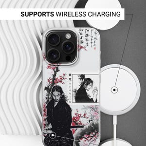 K&ouml;nnte beinhalten: Transparente Handyh&uuml;lle mit Manga-Illustration eines Samurai mit Kirschbl&uuml;ten. Der Text "Supports Wireless Charging" und "Sides Are Not Printed" ist auf dem Case zu sehen.