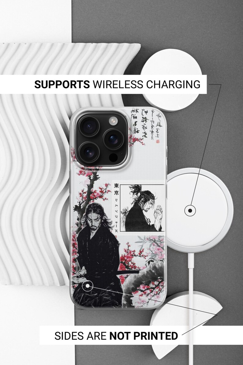 K&ouml;nnte beinhalten: Transparente Handyh&uuml;lle mit Manga-Illustration eines Samurai mit Kirschbl&uuml;ten. Der Text "Supports Wireless Charging" und "Sides Are Not Printed" ist auf dem Case zu sehen.