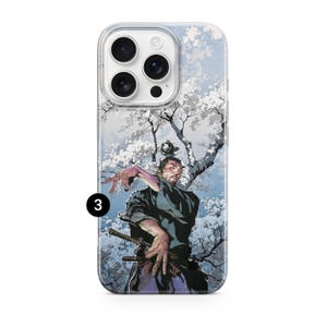K&ouml;nnte beinhalten: Transparente Handyh&uuml;lle mit einer Manga-Illustration eines Samurai mit zwei Schwertern, vor dem Hintergrund wei&szlig;er Kirschbl&uuml;ten und eines hellblauen Himmels. Die Zahl "3" ist in Schwarz gedruckt.