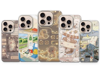 Può includere: Cinque custodie per telefono con design unici. Una custodia presenta un orso, un'altra una scena di treno con un coniglio, una terza ha un design di nuvole e mucche, la quarta ha una bevanda e l'ultima una scena cittadina con un coniglio e un autobus.