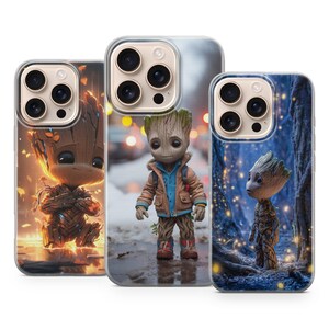 Puede incluir: Tres fundas para teléfono con el personaje Groot de Guardianes de la Galaxia. Cada funda presenta un fondo diferente: una escena ardiente, una calle nevada y un bosque con luces. Los diseños de Groot son detallados y coloridos.