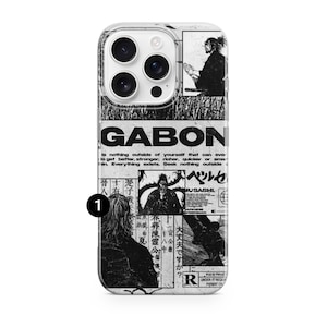 K&ouml;nnte beinhalten: Transparente Handyh&uuml;lle mit einem Schwarz-Wei&szlig;-Design. Die H&uuml;lle zeigt das Wort "GABON" in gro&szlig;en Buchstaben sowie eine Collage aus Bildern und Text, darunter japanische Schriftzeichen und eine betende Figur. Das Design hat eine Vintage-&Auml;sthetik, &auml;hnlich einer Zeitung.