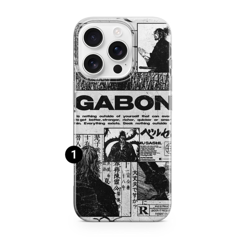 K&ouml;nnte beinhalten: Transparente Handyh&uuml;lle mit einem Schwarz-Wei&szlig;-Design. Die H&uuml;lle zeigt das Wort "GABON" in gro&szlig;en Buchstaben sowie eine Collage aus Bildern und Text, darunter japanische Schriftzeichen und eine betende Figur. Das Design hat eine Vintage-&Auml;sthetik, &auml;hnlich einer Zeitung.