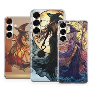 Puede incluir: Tres fundas para teléfono con diseños de vidrieras con temática de brujas. Las fundas presentan imágenes de brujas en varias poses, con colores vibrantes y detalles intrincados. Una funda tiene una bruja sosteniendo una calabaza, otra tiene una bruja con una escoba y la tercera tiene una bruja con un bastón.