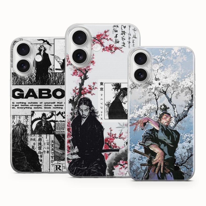 K&ouml;nnte beinhalten: Drei Handyh&uuml;llen mit japanisch inspirierten Designs. Eine H&uuml;lle zeigt das Wort "GABO" und Text, eine andere einen Mann mit Kirschbl&uuml;ten und die dritte einen Samurai mit einem Schwert. Die H&uuml;llen haben einen transparenten Hintergrund.