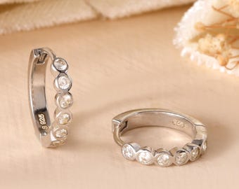 Pendientes de aro de moissanita engastada, aros pequeños de plata de ley con diamantes, estilo minimalista para uso diario.