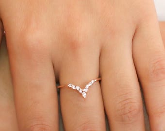 Anillo de moissanita con diseño de chevrón en oro rosa de 14 quilates, alianza de boda en forma de V, anillo tiara apilable.