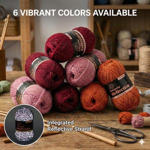 Puede incluir: Una colección de seis colores vibrantes de ovillos de hilo reflectante en tonos rojos, rosas y naranjas. La imagen incluye el texto "6 COLORES VIBRANTES DISPONIBLES" y "Integrated Reflective Strand."