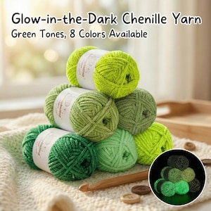 Könnte beinhalten: Ein Stapel grüner Chenille-Garnknäuel in verschiedenen Grüntönen, mit dem Text "Glow-in-the-Dark Chenille Yarn, Green Tones, 8 Colors Available." Eine Nahaufnahme zeigt das im Dunkeln leuchtende Garn. Ein Häkelhaken und Knöpfe sind ebenfalls sichtbar.