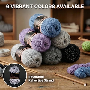 Könnte beinhalten: Eine Sammlung bunter Wollknäuel in Blau-, Lila-, Grau- und Schwarztönen. Das Bild zeigt den Text "6 Lebendige Farben verfügbar" und "Integrated Reflective Strand". Stricknadeln und ein Häkelhaken sind ebenfalls zu sehen.