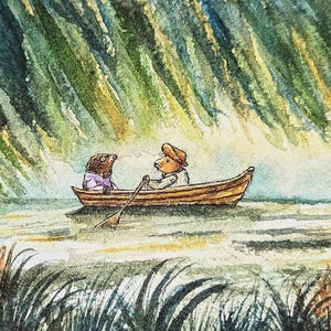 Op de afbeelding: Een aquarelillustratie met twee antropomorfe dieren in een kleine houten roeiboot op het water. Het ene dier draagt een hoed en lichtgekleurde kleding, terwijl het andere een paars vest draagt. Hoog groen riet omlijst de scène.