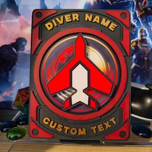 Puede incluir: Una taza de cerámica blanca con un asa negra y el texto "But First, Coffee" en negrita negra. La taza se encuentra sobre un fondo borroso, sugiriendo un ambiente acogedor.