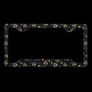 以下が含まれることがあります： 黒いナンバープレートフレーム。黄色い目とアクセントを持つ漫画の黒猫、黄色の星と月が繰り返されるパターン。背景は黒です。