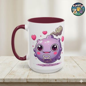 Puede incluir: Taza de cerámica blanca con interior y asa burdeos. La taza presenta un personaje de bomba de dibujos animados con una cara sonriente, rodeado de corazones rosas. La taza tiene un logotipo de Poketop en la parte superior derecha.