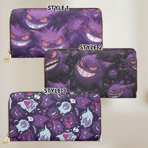 Pode incluir: Três carteiras com zíper com designs diferentes. O estilo 1 apresenta um monstro roxo com um sorriso largo. O estilo 2 tem um design de monstro semelhante. O estilo 3 exibe vários fantasmas de desenhos animados em roxo e azul sobre um fundo escuro.