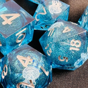Conjunto de dados DND com núcleo líquido em forma de medusa｜Dados RPG artesanais em resina｜Cada dado contém uma medusa! Conjunto de dados