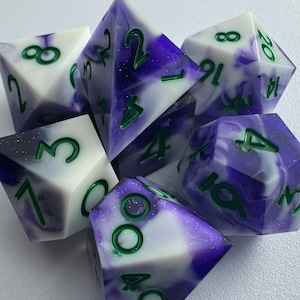Juego de 7 dados de silicona morados y blancos con azul｜Dados DND de estilo mágico y estético｜Dados de juego morados con ángulos marcados