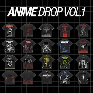Può includere: Una collezione di venti magliette nere a maniche corte disposte in una griglia, ognuna con stampe grafiche e testo ispirati agli anime in bianco, rosso, giallo o verde. Il testo dell'intestazione recita ANIME DROP VOL.1 su sfondo a griglia nero.