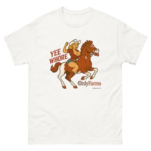 Puede incluir: Camiseta blanca con una ilustración de dibujos animados de una mujer montando a caballo. La mujer lleva sombrero y botas de vaquero. El texto "Yee Whore" está encima de la ilustración y "OnlyFarms" debajo.