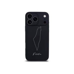 Puede incluir: Funda de teléfono negra con un contorno blanco del mapa de Palestina y la palabra "Palestine" en escritura cursiva. La funda tiene un módulo de cámara con tres lentes y un flash.