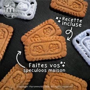 Könnte beinhalten: Rechteckige braune Spekulatius-Kekse mit geprägten Blattmustern und gewellten Rändern, begleitet von weißen Kunststoff-Ausstechformen. Der Text auf dem Bild enthält Recette incluse, Faites vos speculoos maison und Copyright Marommolds 2026.