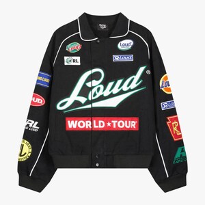 Peut inclure: Veste de bombardier noire avec passepoil blanc et plusieurs écussons. La veste présente le mot "Loud" en grande écriture sur le devant, avec "WORLD TOUR" en dessous. Les écussons incluent "RL", "Loud" et d'autres logos. Elle a une fermeture boutonnée et un col.