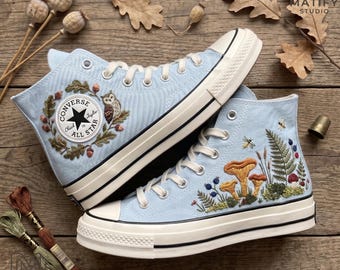 Zapatillas con bordado de setas, zapatillas altas con búho del bosque, zapatos azul claro con estampado de bosque, estética goblincore, regalo artístico con setas, zapatillas botánicas