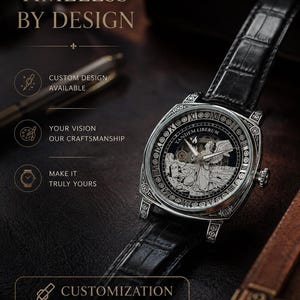 Puede incluir: Un reloj de pulsera plateado con correa de cuero negro con patr&oacute;n de cocodrilo. La esfera muestra una ilustraci&oacute;n detallada de un &aacute;ngel, n&uacute;meros romanos y el texto TANDEM LIBERUM. El texto TIMELESS BY DESIGN, CUSTOM DESIGN AVAILABLE, YOUR VISION OUR CRAFTSMANSHIP, MAKE IT TRULY YOURS y CUSTOMIZATION AVAILABLE CREATE A WATCH AS UNIQUE AS YOU ARE son visibles.