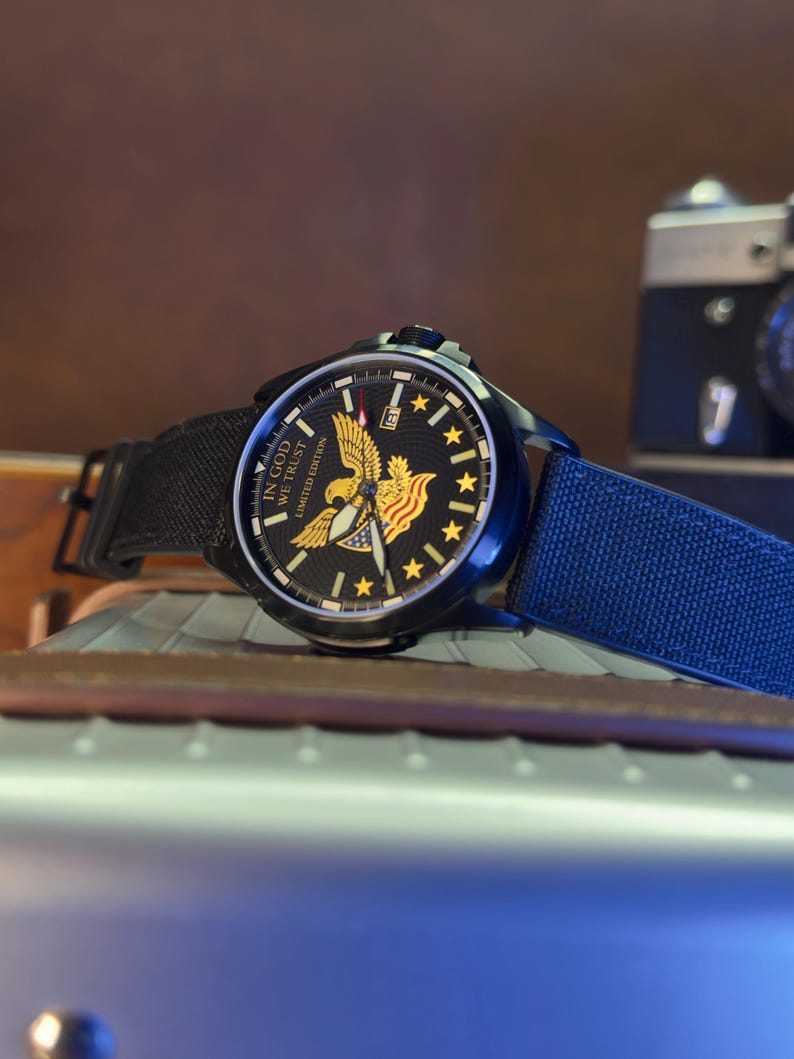 Benutzerdefinierte Vaterländischer Adler Uhr - 4. Juli Geschenk für Männer, Panzermuschel-Zifferblatt, graviertes veteranisches Geschenk, limitierte Automatikuhr Bild 4