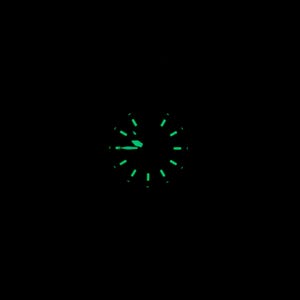 K&ouml;nnte beinhalten: Ein Zifferblatt leuchtet mit gr&uuml;ner Lumineszenz vor einem schwarzen Hintergrund. Die Zeiger und Stundenmarkierungen sind beleuchtet und zeigen die Uhrzeit an. Die Uhr scheint eine Sport- oder Taucheruhr zu sein.