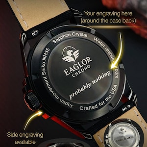 K&ouml;nnte beinhalten: Schwarze Eaglor Chrono Uhr mit Lederarmband. Das schwarze Zifferblatt zeigt den Text "probably nothing" und "Crafted for the USA". Die Uhr hat ein Saphirglas und ist wasserdicht bis 100m. Pers&ouml;nliche Gravur ist verf&uuml;gbar.