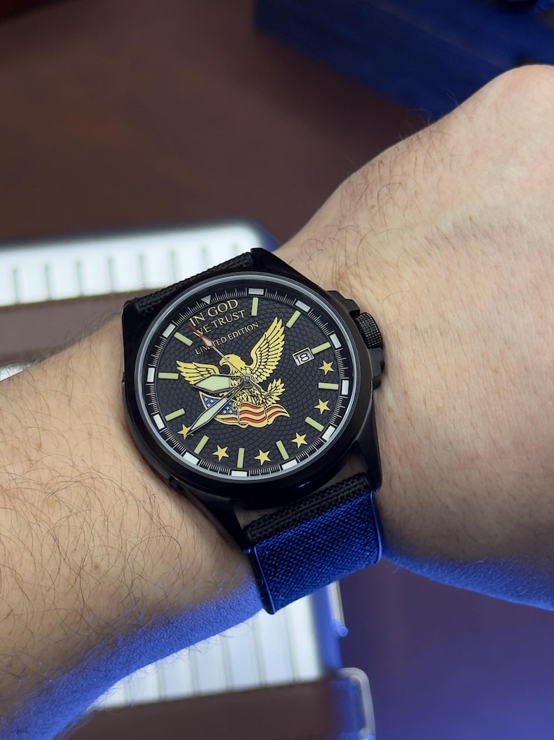 Benutzerdefinierte Vaterländischer Adler Uhr - 4. Juli Geschenk für Männer, Panzermuschel-Zifferblatt, graviertes veteranisches Geschenk, limitierte Automatikuhr Bild 2