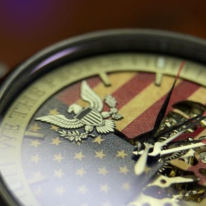 1776-2026 America 250 Uhr - Limited Edition Vaterländisches Geschenk, Benutzerdefinierte Zustandskartenuhr Bild 17